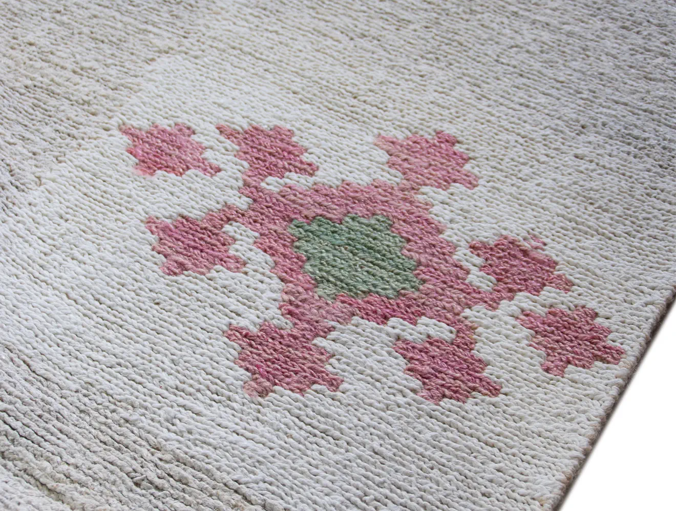 White ivory soumak rug with anatolian kilim pattern