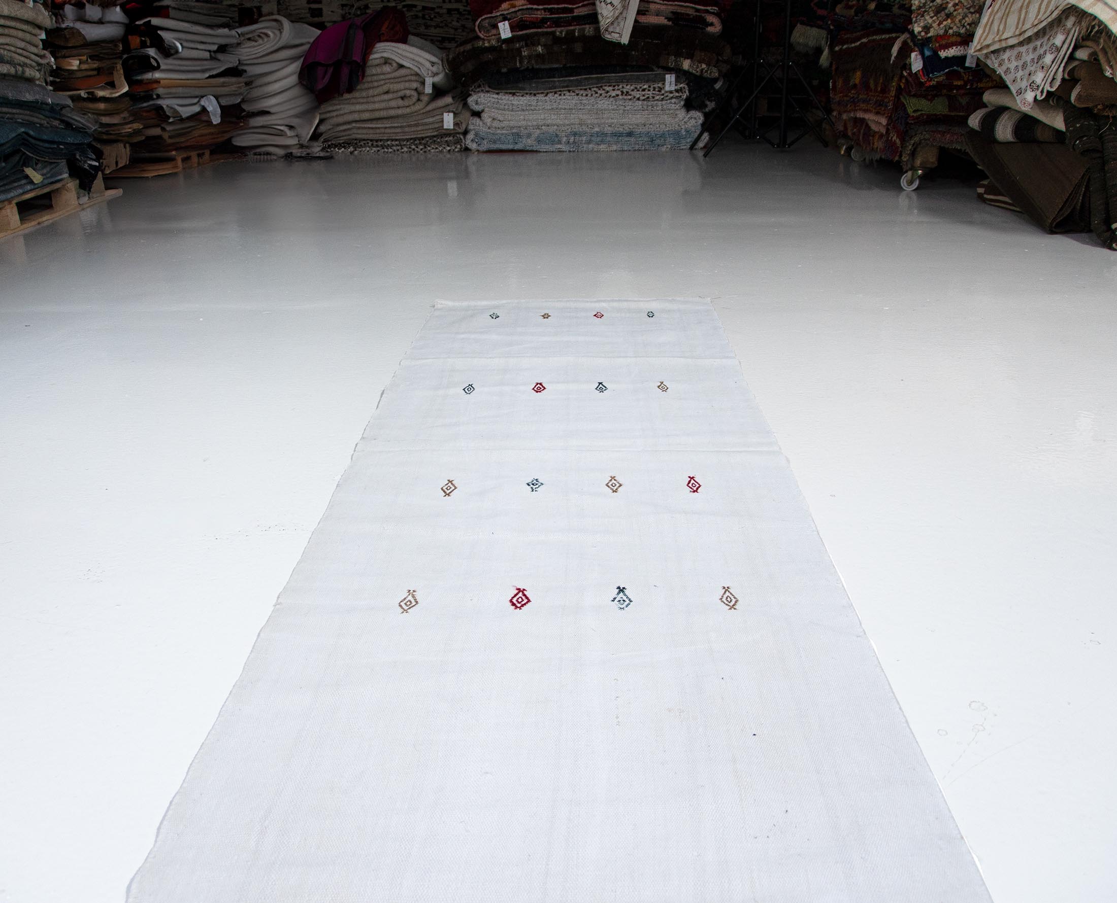Vintage Anatolian Cotton Kilim Runner Rug : White Elegance (with archaic embroideries) | 77x222 cm - 2'6x7'3 ft | PR534723 6 white cotton runner kilim rug with embroidered arcahic patterns